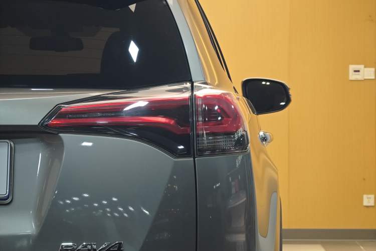 Used Toyota RAV4 2019 2.0L CVT Two-Wheel Drive Luxury Version China VI Standard Exterior 4