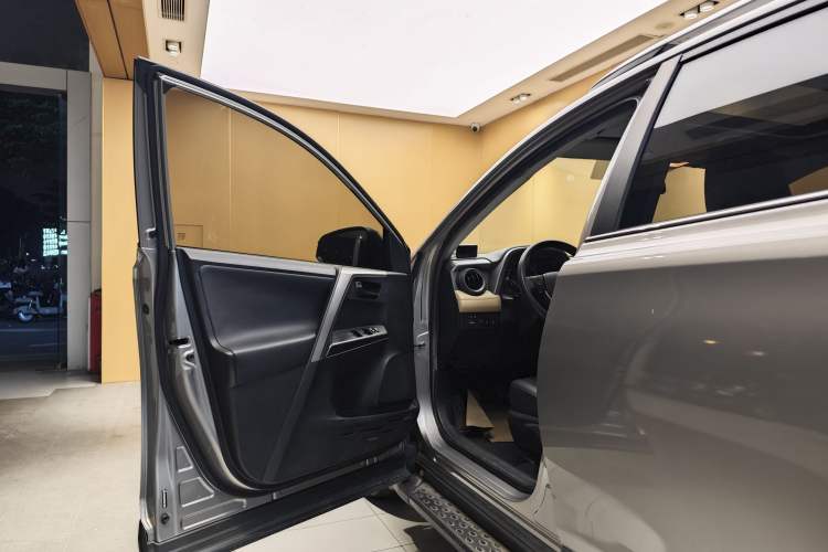 Used Toyota RAV4 2019 2.0L CVT Two-Wheel Drive Luxury Version China VI Standard Exterior 7