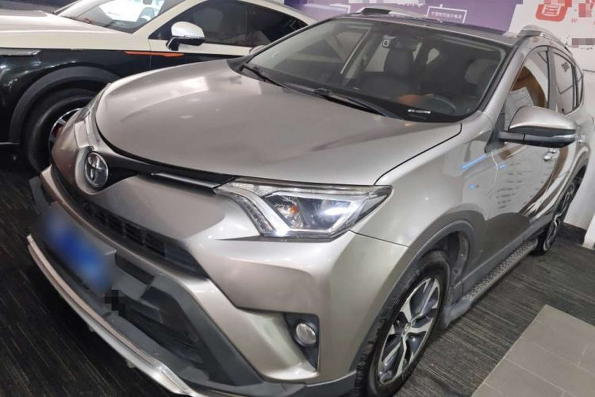 Used Toyota RAV4 2019 2.0L CVT Two-Wheel Drive Luxury Version China VI Standard Front Left 45 Deg