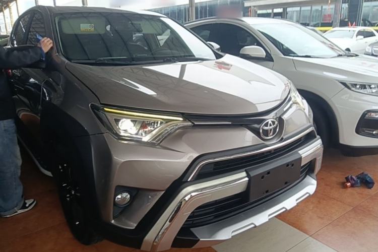 Used Toyota RAV4 2019 2.0L CVT Two-Wheel Drive Fashion X Limited Edition China VI Standard Front Right 45 Deg