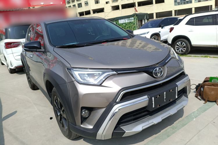 Used Toyota RAV4 2019 2.0L CVT Two-Wheel Drive Fashion X Limited Edition China V Standard Front Right 45 Deg