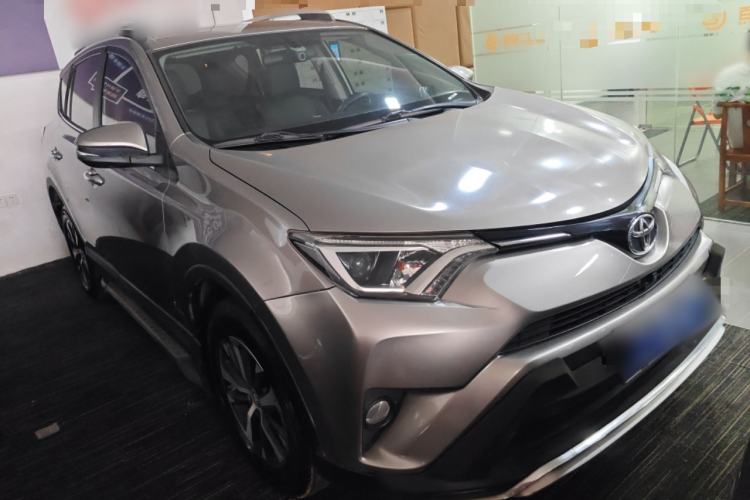 Used Toyota RAV4 2019 2.0L CVT Two-Wheel Drive Luxury Version China VI Standard Front Right 45 Deg