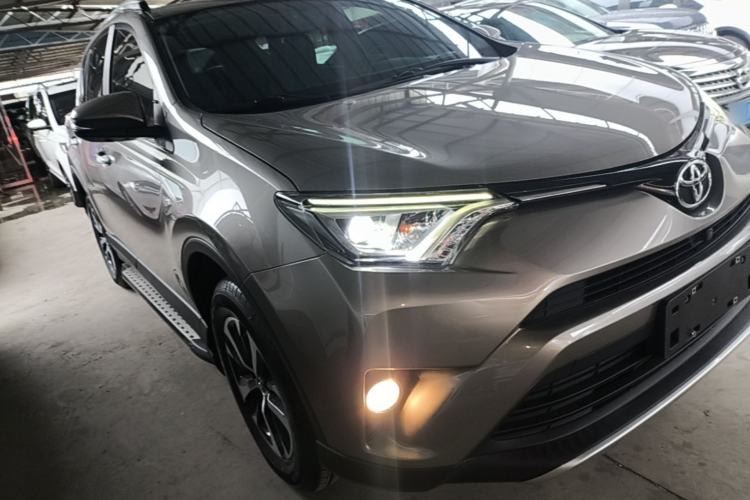 Used Toyota RAV4 2019 2.0L CVT Two-Wheel Drive ZhiShang Version China VI Standard Front Right 45 Deg
