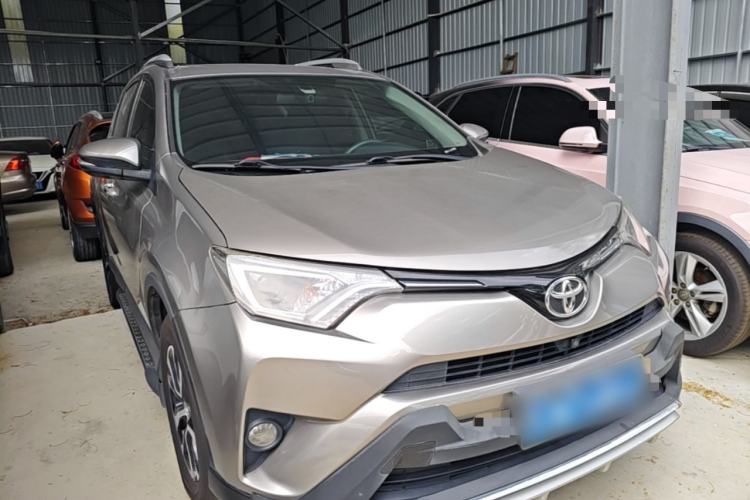 Used Toyota RAV4 2019 2.0L CVT Two-Wheel Drive Luxury Version China VI Standard Front Right 45 Deg