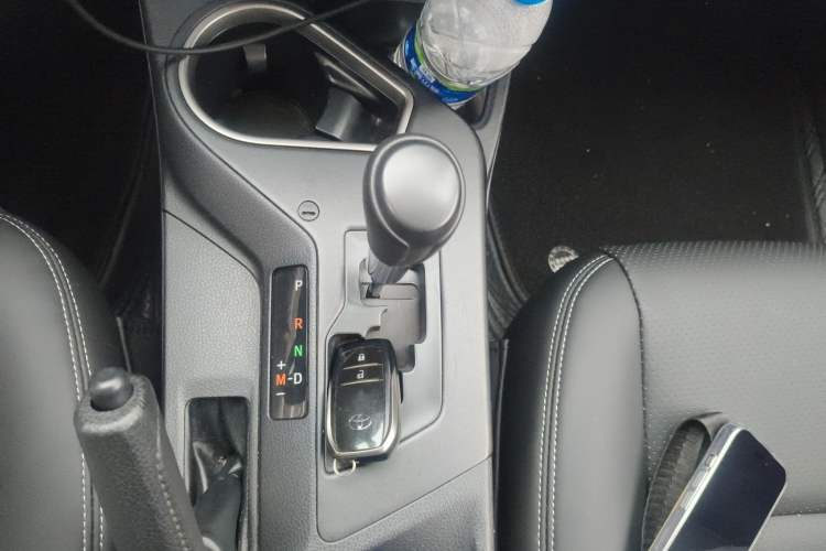 Used Toyota RAV4 2019 2.0L CVT Two-Wheel Drive Fashion X Limited Edition China VI Standard Gear Lever