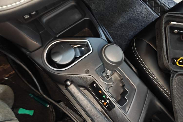 Used Toyota RAV4 2019 2.0L CVT Two-Wheel Drive Fashion X Limited Edition China VI Standard Gear Lever