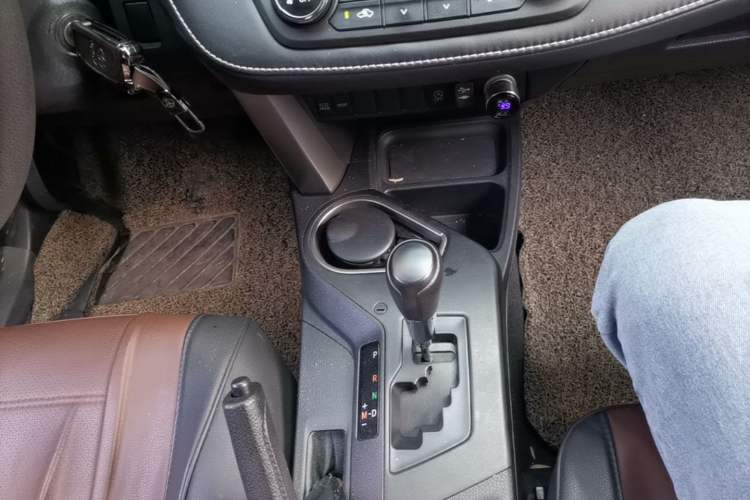 Used Toyota RAV4 2019 2.0L CVT Two-Wheel Drive Pioneer Edition China VI Standard Gear Lever