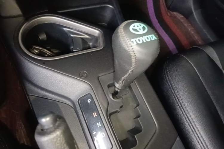 Used Toyota RAV4 2019 2.0L CVT Two-Wheel Drive Fashion X Limited Edition China VI Standard Gear Lever