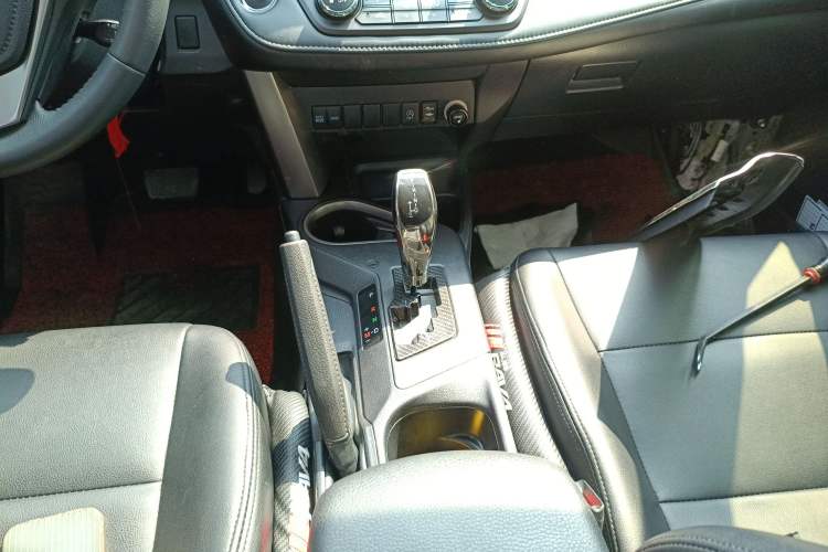 Used Toyota RAV4 2019 2.0L CVT Two-Wheel Drive Fashion X Limited Edition China V Standard Gear Lever
