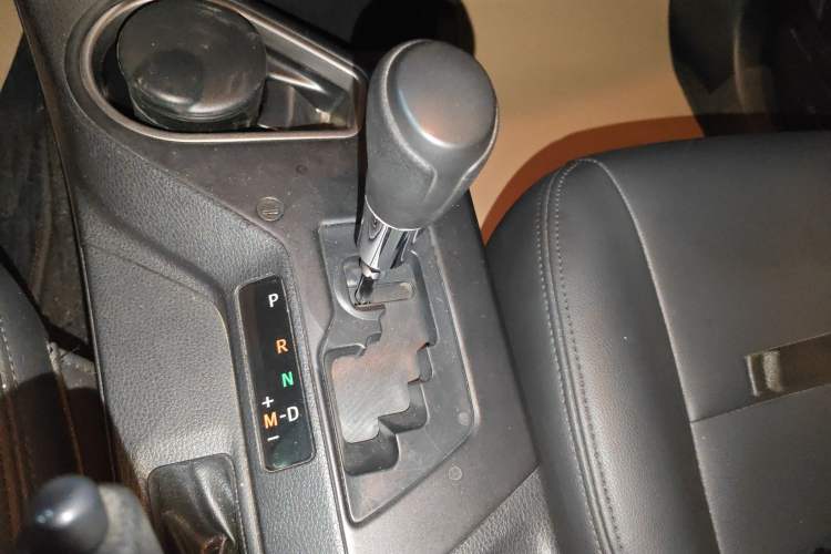 Used Toyota RAV4 2019 2.0L CVT Two-Wheel Drive Luxury Version China VI Standard Gear Lever