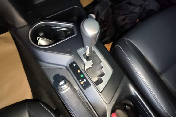Used Toyota RAV4 2019 2.0L CVT Two-Wheel Drive ZhiShang Version China VI Standard Gear Lever