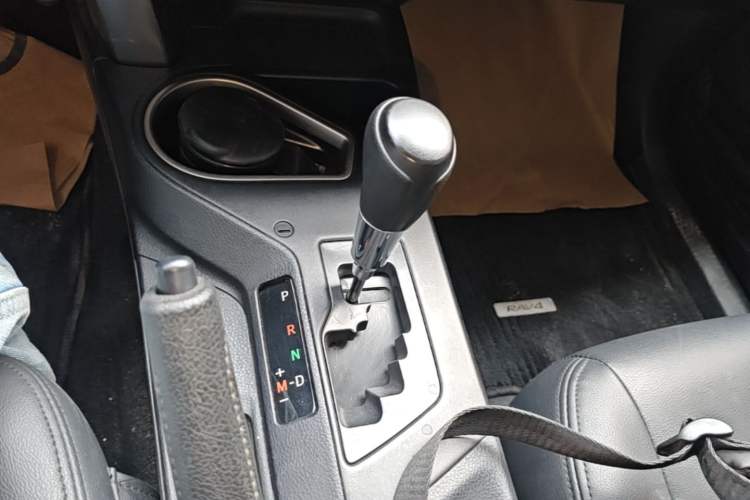 Used Toyota RAV4 2019 2.0L CVT Two-Wheel Drive Luxury Version China VI Standard Gear Lever