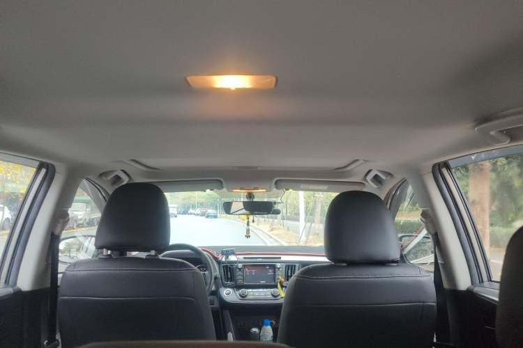 Used Toyota RAV4 2019 2.0L CVT Two-Wheel Drive Fashion X Limited Edition China VI Standard Headliner