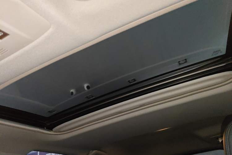 Used Toyota RAV4 2019 2.0L CVT Two-Wheel Drive Luxury Version China VI Standard Headliner