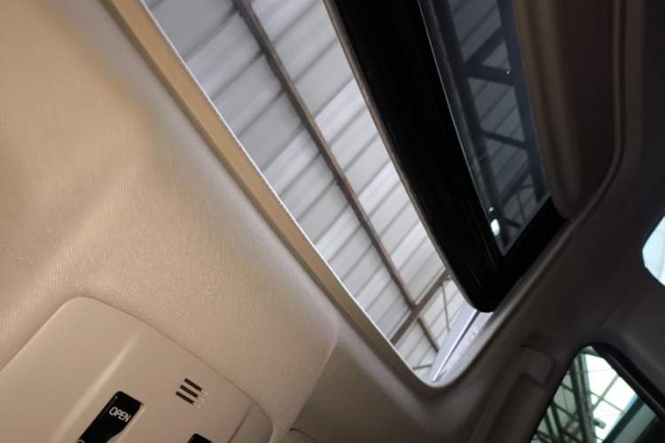 Used Toyota RAV4 2019 2.0L CVT Two-Wheel Drive ZhiShang Version China VI Standard Headliner