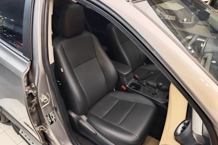 Used Toyota RAV4 2019 2.0L CVT Two-Wheel Drive Luxury Version China VI Standard Interior 1