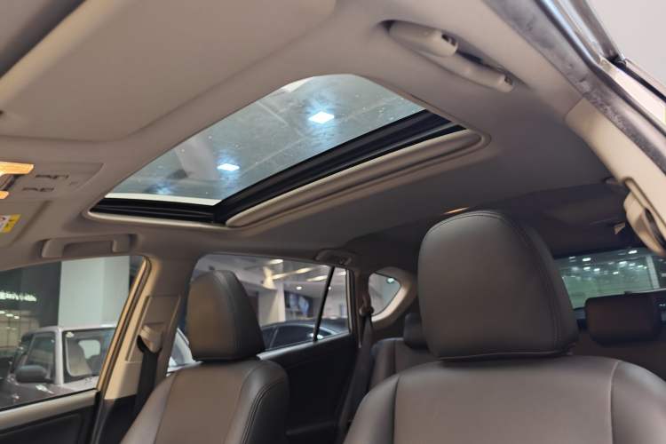Used Toyota RAV4 2019 2.0L CVT Two-Wheel Drive Luxury Version China VI Standard Interior 12
