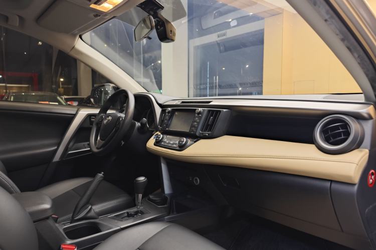 Used Toyota RAV4 2019 2.0L CVT Two-Wheel Drive Luxury Version China VI Standard Interior 2