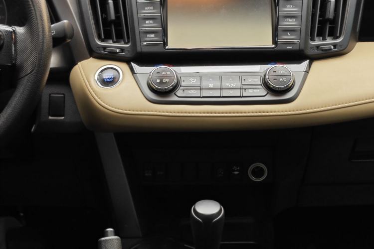 Used Toyota RAV4 2019 2.0L CVT Two-Wheel Drive Luxury Version China VI Standard Interior 4