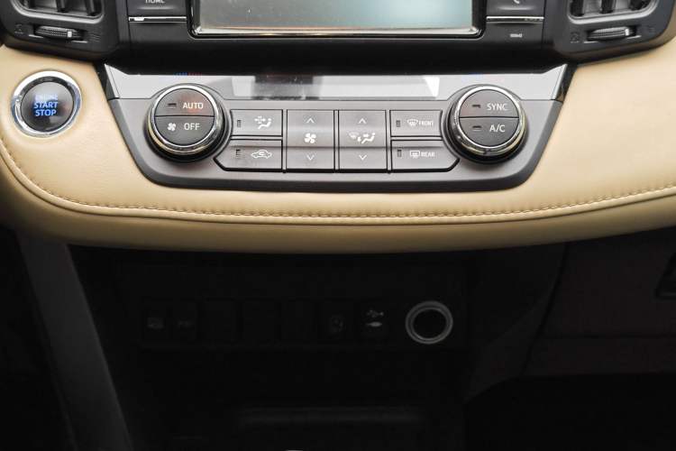 Used Toyota RAV4 2019 2.0L CVT Two-Wheel Drive Luxury Version China VI Standard Interior 7