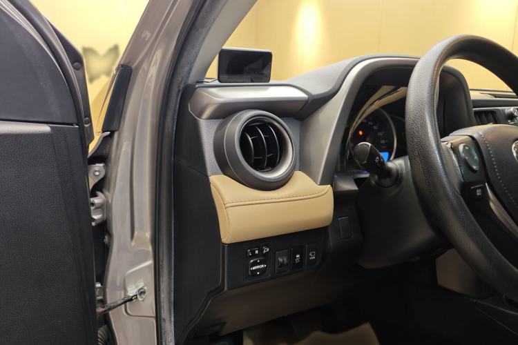 Used Toyota RAV4 2019 2.0L CVT Two-Wheel Drive Luxury Version China VI Standard Interior 8