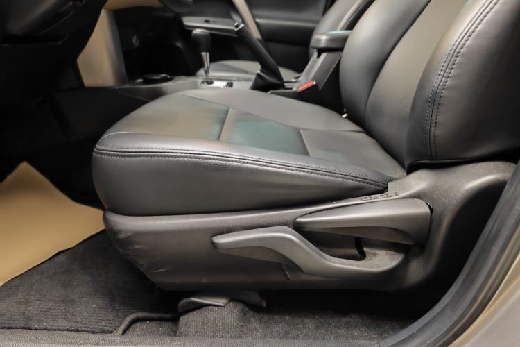Used Toyota RAV4 2019 2.0L CVT Two-Wheel Drive Luxury Version China VI Standard Interior 9