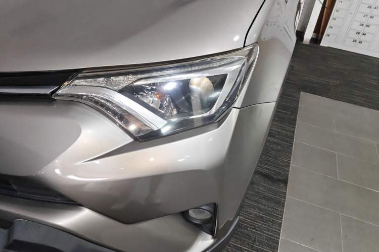 Used Toyota RAV4 2019 2.0L CVT Two-Wheel Drive Luxury Version China VI Standard Left Front Headlight