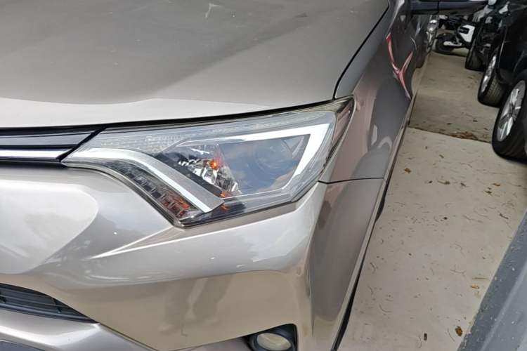 Used Toyota RAV4 2019 2.0L CVT Two-Wheel Drive Luxury Version China VI Standard Left Front Headlight