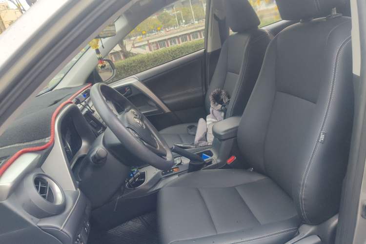 Used Toyota RAV4 2019 2.0L CVT Two-Wheel Drive Fashion X Limited Edition China VI Standard Left Front Seat