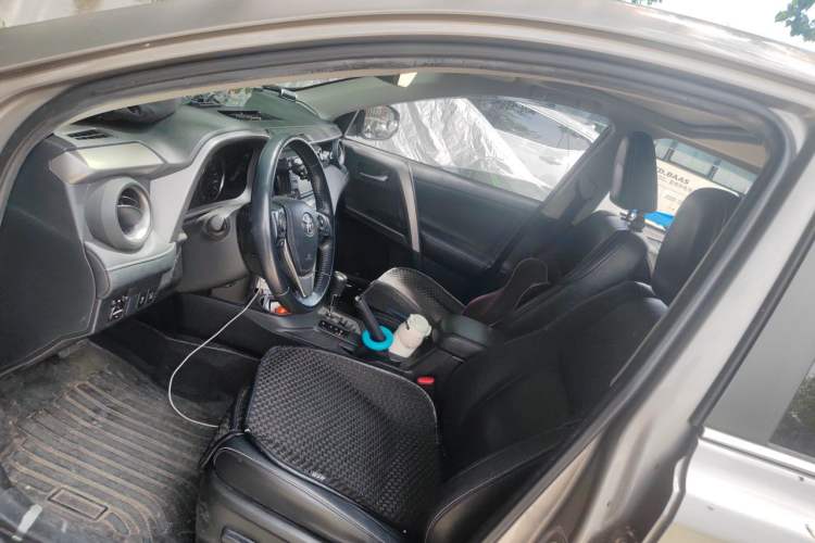 Used Toyota RAV4 2019 2.0L CVT Two-Wheel Drive ZhiShang Version China VI Standard Left Front Seat