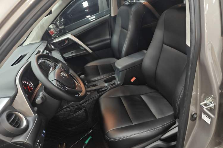 Used Toyota RAV4 2019 2.0L CVT Two-Wheel Drive Fashion X Limited Edition China VI Standard Left Front Seat