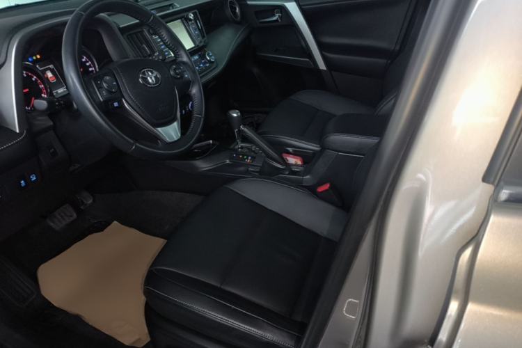 Used Toyota RAV4 2019 2.0L CVT Two-Wheel Drive ZhiShang Version China VI Standard Left Front Seat
