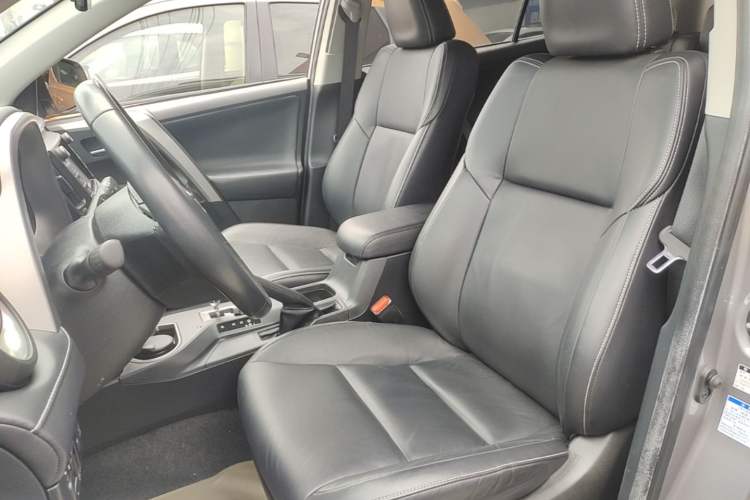 Used Toyota RAV4 2019 2.0L CVT 4x4 New Edition China VI Standard Left Front Seat