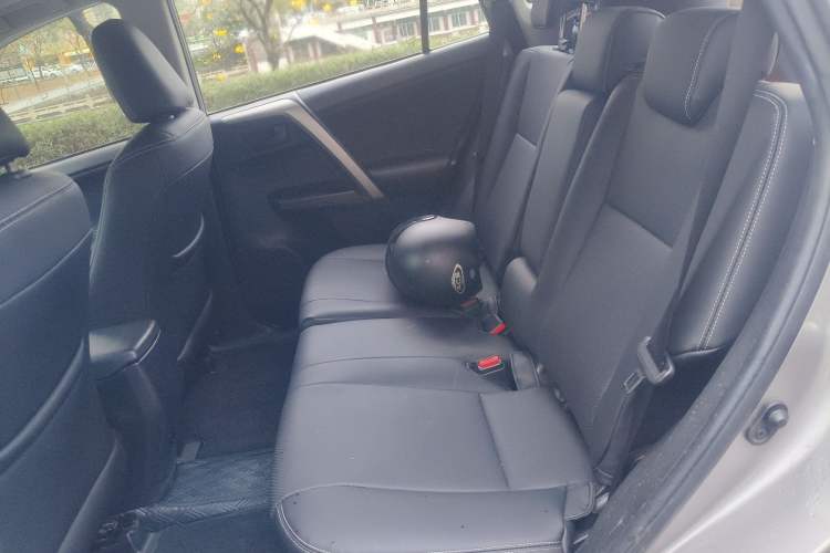 Used Toyota RAV4 2019 2.0L CVT Two-Wheel Drive Fashion X Limited Edition China VI Standard Left Rear Seat