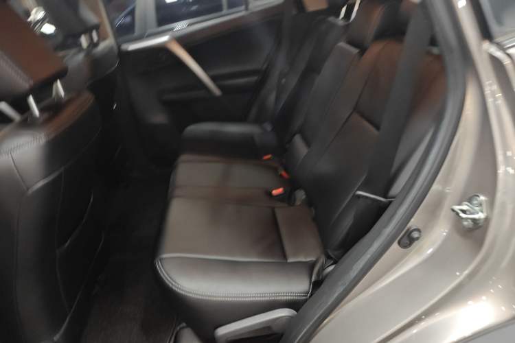 Used Toyota RAV4 2019 2.0L CVT Two-Wheel Drive Fashion X Limited Edition China VI Standard Left Rear Seat