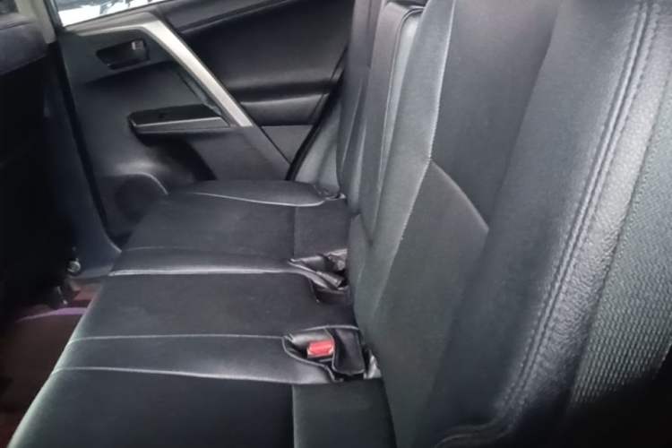 Used Toyota RAV4 2019 2.0L CVT Two-Wheel Drive Fashion X Limited Edition China VI Standard Left Rear Seat