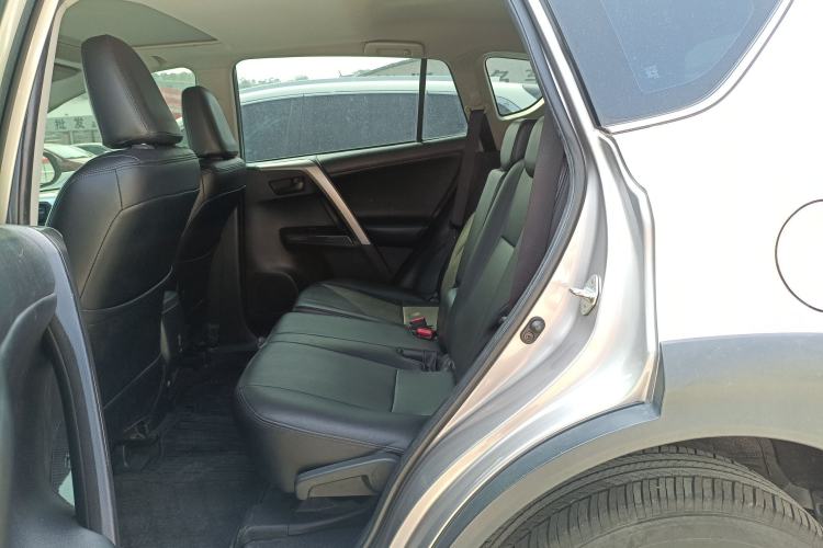 Used Toyota RAV4 2019 2.0L CVT Two-Wheel Drive Fashion X Limited Edition China V Standard Left Rear Seat