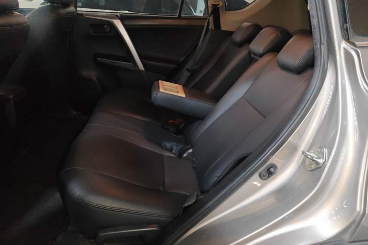 Used Toyota RAV4 2019 2.0L CVT Two-Wheel Drive Luxury Version China VI Standard Left Rear Seat