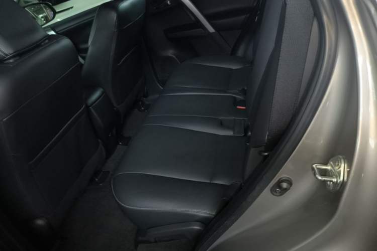 Used Toyota RAV4 2019 2.0L CVT Two-Wheel Drive ZhiShang Version China VI Standard Left Rear Seat