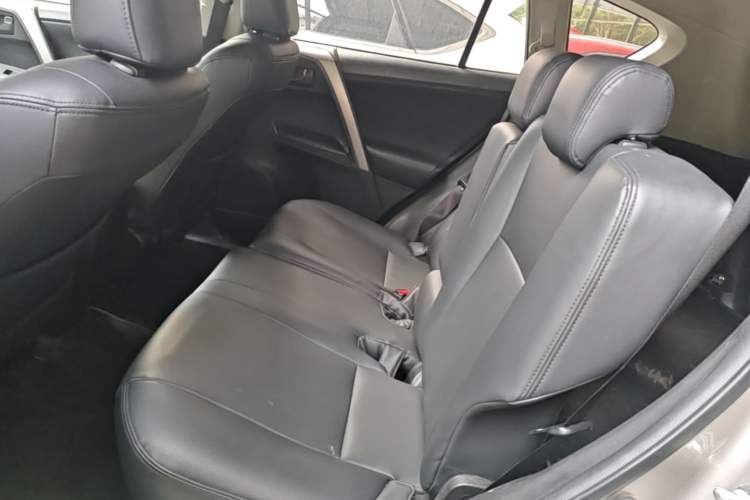 Used Toyota RAV4 2019 2.0L CVT Two-Wheel Drive Luxury Version China VI Standard Left Rear Seat
