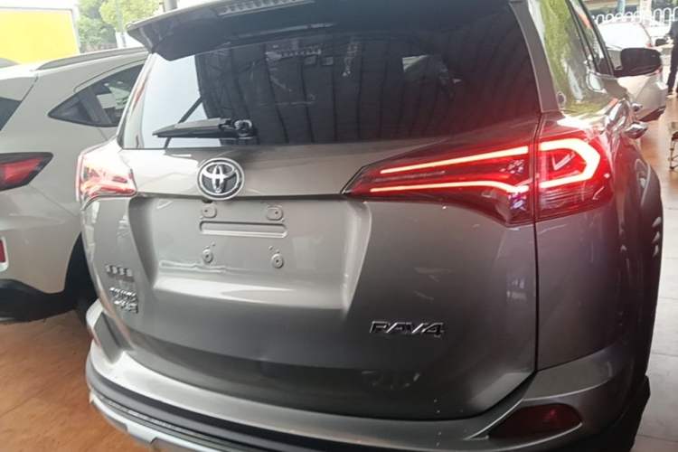 Used Toyota RAV4 2019 2.0L CVT Two-Wheel Drive Fashion X Limited Edition China VI Standard Rear