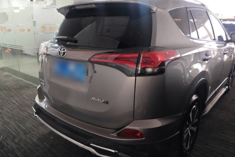Used Toyota RAV4 2019 2.0L CVT Two-Wheel Drive Luxury Version China VI Standard Rear