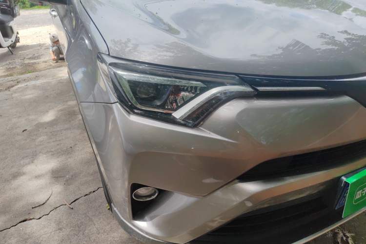 Used Toyota RAV4 2019 2.0L CVT Two-Wheel Drive ZhiShang Version China VI Standard Right Front Headlight