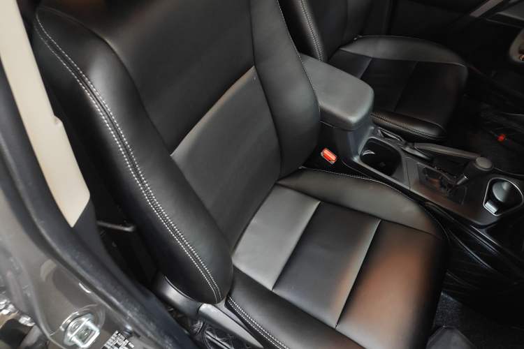Used Toyota RAV4 2019 2.0L CVT Two-Wheel Drive Fashion X Limited Edition China VI Standard Right Front Seat