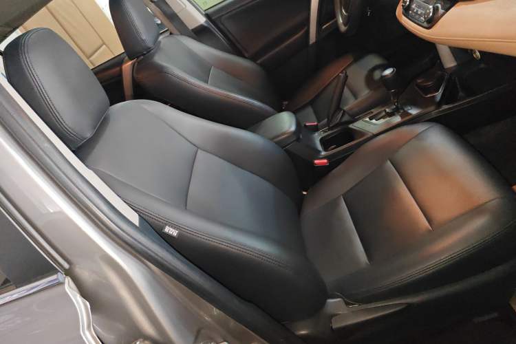 Used Toyota RAV4 2019 2.0L CVT Two-Wheel Drive Luxury Version China VI Standard Right Front Seat
