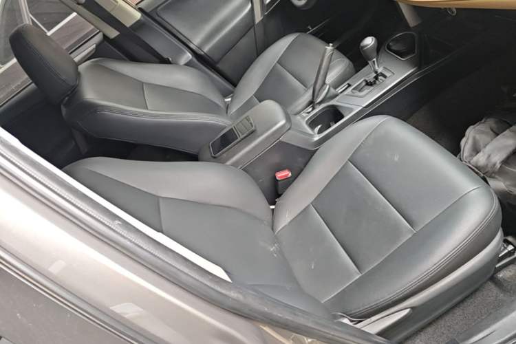 Used Toyota RAV4 2019 2.0L CVT Two-Wheel Drive Luxury Version China VI Standard Right Front Seat