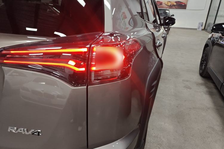 Used Toyota RAV4 2019 2.0L CVT Two-Wheel Drive Fashion X Limited Edition China VI Standard Right Rear Taillight