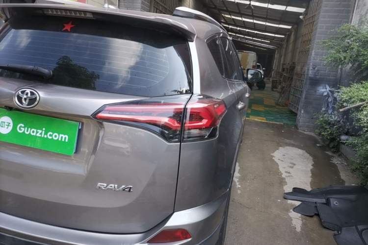 Used Toyota RAV4 2019 2.0L CVT Two-Wheel Drive Pioneer Edition China VI Standard Right Rear Taillight
