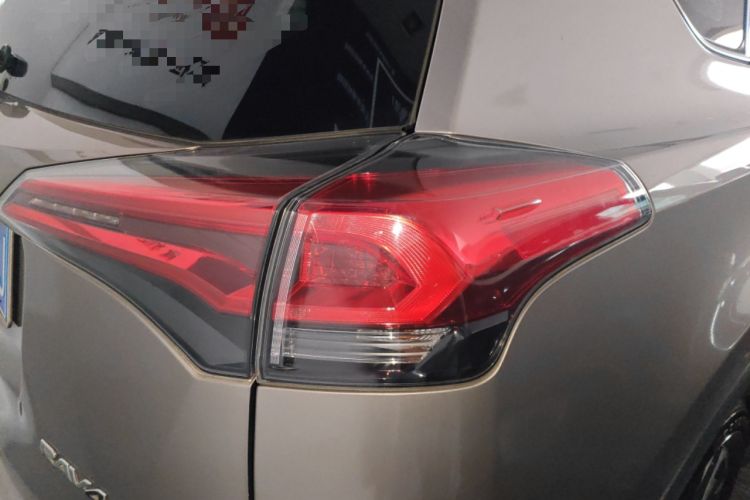 Used Toyota RAV4 2019 2.0L CVT Two-Wheel Drive Luxury Version China VI Standard Right Rear Taillight