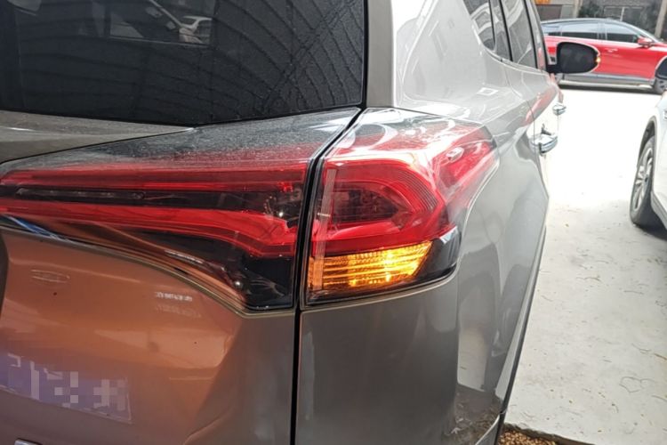 Used Toyota RAV4 2019 2.0L CVT Two-Wheel Drive Luxury Version China VI Standard Right Rear Taillight